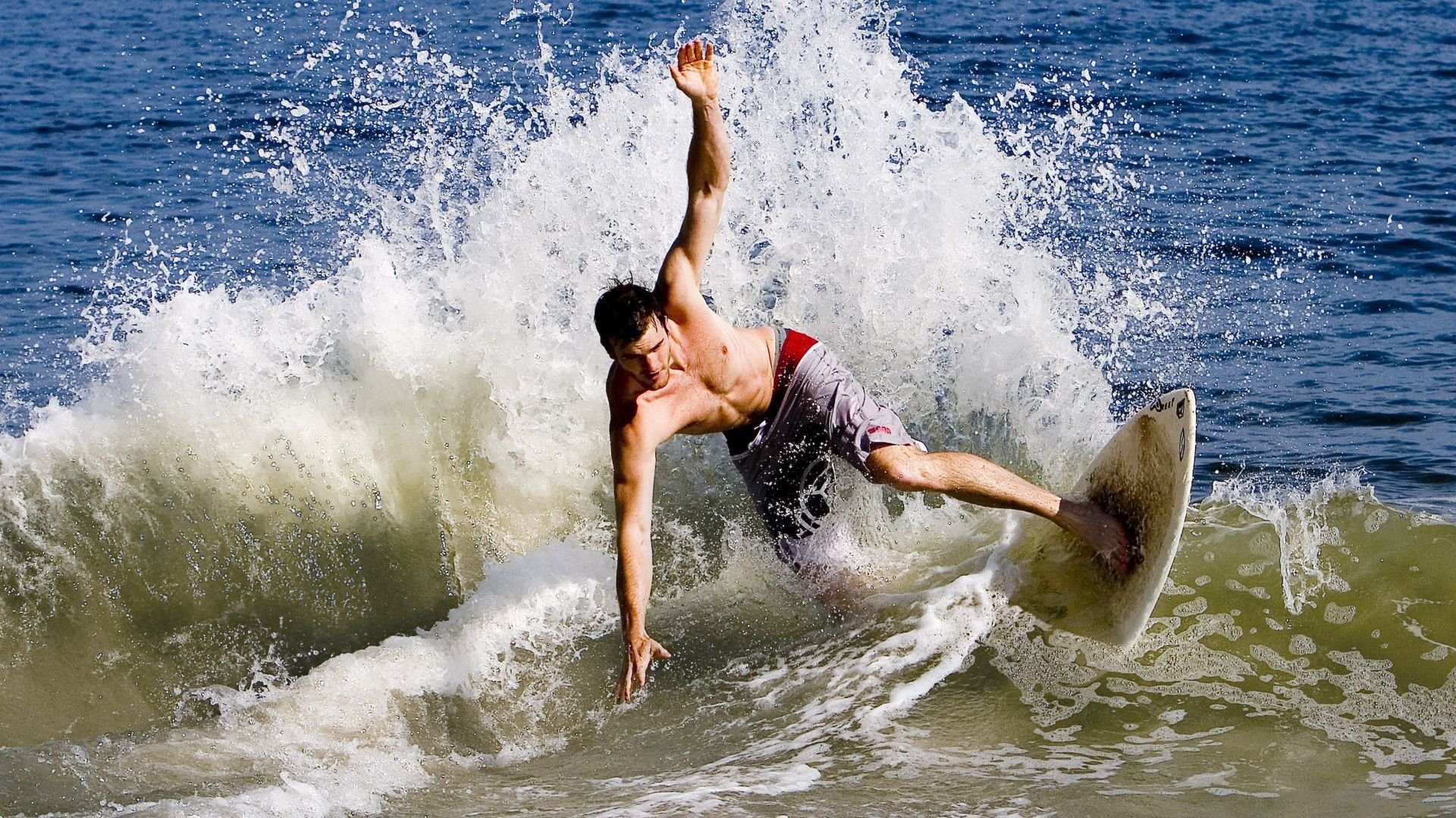 舞台越大越强，卡马文加如何让曼联提前终结悬念，德国战车警醒